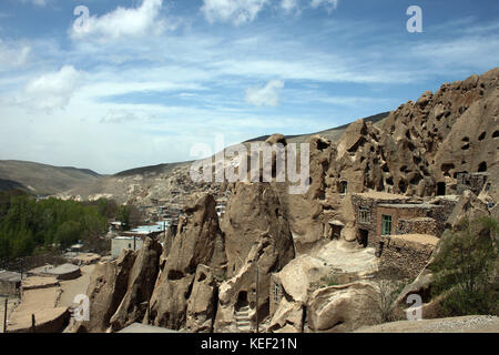 8. Mai 2008 - Kandovan, Kandovan Provinz Aserbaidschan, Iran - EIN allgemeiner Blick auf das Dorf mit dem Berg dahinter..das kleine Dorf Kandovan (auch bekannt als Kanvan), in der iranischen Provinz Ost-Aserbaidschan ist bekannt für seine Klippenwohnungen, nicht auf den Felsformationen gebaut, Aber selbst in die vulkanischen Felsen gehauen. Die kegelförmigen Gesteinsformationen sind auf die Wassererosion der sauren porösen Matrix zurückzuführen, die sich nach dem Ausbruch des Monte Sahand im Zentralbezirk der Grafschaft Osku entwickelt hat. Die Steine wirken auch als energieeffizientes Material, das die Häuser im Winter warm und im Summ kühl hält Stockfoto