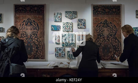 London, Großbritannien. 20 Okt, 2017. Besucher Mias türkischen Teppichen und Fliesen aus persönlichen Howard Hodgkin Kollektion in einer Vorschau von Islamischen, dem Nahen Osten und andere Kunstwerke, die bei Sotheby's New Bond Street am 24. und 25. Oktober versteigert werden. Credit: Stephen Chung/Alamy leben Nachrichten Stockfoto