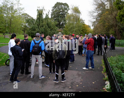 Luton, Großbritannien. 20 Okt, 2017. Bedfordshire, 20. Oktober 2017. UK Gaming. Eine große Versammlung der Gamer spielen Pokemon klicken Sie auf ihren Smartphones in Wardown Park, Luton, Bedfordshire, England. Stockfoto