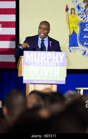 Newark, New Jersey, USA. 19 Okt, 2017. Newark, NJ Bürgermeister ras Baraka die Bühne Moment dauert, bevor der ehemalige US-Präsident Barack Obama kehrt auf der Kampagne Spur auf einer Kundgebung für New Jersey gubernatorial Anwärter, Philip Murphy, in Newark, NJ, am 19. Oktober 2017. Credit: bastiaan slabbers/zuma Draht/alamy leben Nachrichten Stockfoto