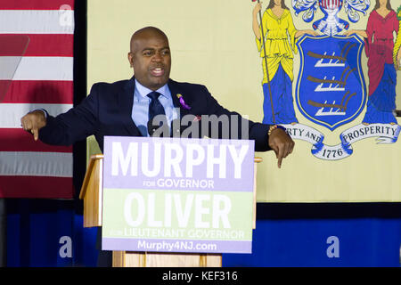 Newark, New Jersey, USA. Oktober 2017. Der ehemalige US-Präsident BARACK Obama kehrt am 19. Oktober 2017 bei einer Kundgebung für den Gouverneur von New Jersey Philip Murphy in Newark, NJ, zurück. Quelle: Bastiaan Slabbers/ZUMA Wire/Alamy Live News Stockfoto