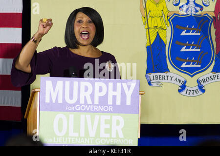 Newark, New Jersey, USA. 19 Okt, 2017. Sheila Oliver, der demokratische Kandidat für lt Gouverneur in New Jersey gubernatorial race Rallyes mit Barrack Obama en demokratischen gubernatorial Anwärter Phil Murphy in Newark, NJ, am 19. Oktober 2017. Credit: bastiaan slabbers/zuma Draht/alamy leben Nachrichten Stockfoto