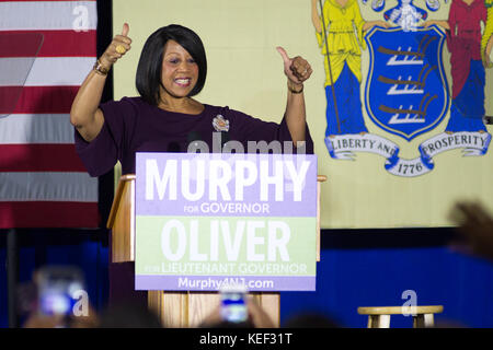 Newark, New Jersey, USA. Oktober 2017. SHEILA OLIVER, demokratische Kandidatin für das Amt des Vizegouverneurs in New Jersey, findet am 19. Oktober 2017 in Newark, NJ, zusammen mit Barrack Obama und Phil Murphy einen demokratischen Gouverneurskandidat. Quelle: Bastiaan Slabbers/ZUMA Wire/Alamy Live News Stockfoto