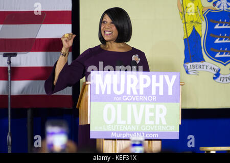 Newark, New Jersey, USA. Oktober 2017. SHEILA OLIVER, demokratische Kandidatin für das Amt des Vizegouverneurs in New Jersey, findet am 19. Oktober 2017 in Newark, NJ, zusammen mit Barrack Obama und Phil Murphy einen demokratischen Gouverneurskandidat. Quelle: Bastiaan Slabbers/ZUMA Wire/Alamy Live News Stockfoto