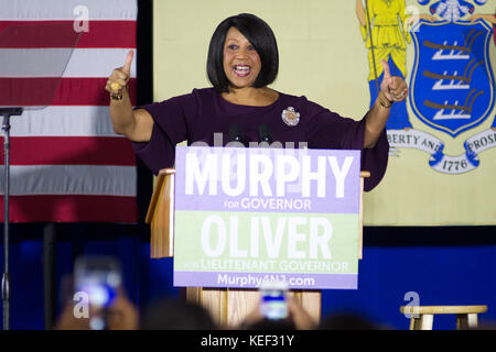 Newark, New Jersey, USA. Oktober 2017. SHEILA OLIVER, demokratische Kandidatin für das Amt des Vizegouverneurs in New Jersey, findet am 19. Oktober 2017 in Newark, NJ, zusammen mit Barrack Obama und Phil Murphy einen demokratischen Gouverneurskandidat. Quelle: Bastiaan Slabbers/ZUMA Wire/Alamy Live News Stockfoto