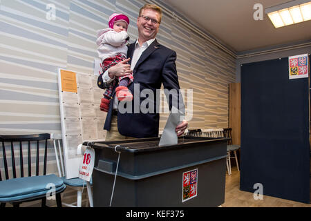 Nachod, Tschechische Republik. Oktober 2017. Pavel Belobradek, Vorsitzender der tschechischen politischen Partei KDU-CSL (Christliche und Demokratische Union – Tschechoslowakische Volkspartei), stimmte am 20. Oktober 2017 bei den Wahlen zur Abgeordnetenkammer des Parlaments der Tschechischen Republik in Nachod (Tschechische Republik) ab. Die tschechischen Parlamentswahlen 2017 finden vom 20. Bis 21. Oktober statt. Quelle: David Tanecek/CTK Photo/Alamy Live News Stockfoto