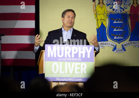 Newark, USA. 19 Okt, 2017. US-Kongressabgeordnete Donald Norcross betritt die Bühne auf einer Kundgebung für New Jersey gubernatorial Anwärter, Philip Murphy, in Newark, NJ, am 19. Oktober 2017. Credit: Bastiaan Slabbers/Alamy leben Nachrichten Stockfoto