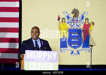 Newark, USA. 19 Okt, 2017. Newark, NJ Bürgermeister Ras Baraka betritt die Bühne, bevor der ehemalige US-Präsident Barack Obama kehrt auf der Kampagne Spur auf einer Kundgebung für New Jersey gubernatorial Anwärter, Philip Murphy, in Newark, NJ, am 19. Oktober 2017. Credit: Bastiaan Slabbers/Alamy leben Nachrichten Stockfoto