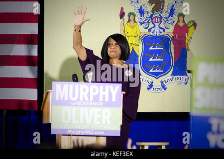 Newark, USA. 19 Okt, 2017. Sheila Oliver, der demokratische Kandidat für Lt Gouverneur in New Jersey gubernatorial race Rallyes mit Barrack Obama en demokratischen gubernatorial Anwärter Phil Murphy in Newark, NJ, am 19. Oktober 2017. Credit: Bastiaan Slabbers/Alamy leben Nachrichten Stockfoto