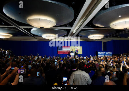 Newark, USA. 19 Okt, 2017. Der ehemalige US-Präsident Barack Obama joins Phil Murphy, der demokratische Kandidat in der New Jersey gubernatorial Race auf der Bühne ein Oktober 19, Kundgebung 2017 in Newark, New Jersey. Die Veranstaltung ist die Rückkehr auf die politische Bühne für Obama nach dem Verlassen des Weißen Hauses am Ende seiner historischen zwei langfristige precedency. Credit: Bastiaan Slabbers/Alamy leben Nachrichten Stockfoto