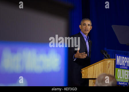 Newark, USA. 19 Okt, 2017. Der ehemalige US-Präsident Barack Obama joins Phil Murphy, der demokratische Kandidat in der New Jersey gubernatorial Race auf der Bühne ein Oktober 19, Kundgebung 2017 in Newark, New Jersey. Die Veranstaltung ist die Rückkehr auf die politische Bühne für Obama nach dem Verlassen des Weißen Hauses am Ende seiner historischen zwei langfristige precedency. Credit: Bastiaan Slabbers/Alamy leben Nachrichten Stockfoto