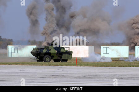 Belgrad, Serbien. Oktober 2017. Die serbischen Streitkräfte zeigen ihre Bereitschaft während einer Militärparade und Flugschau am Flughafen in Batajnica, nahe Belgrad, am 20. Oktober 2017. Serbien hielt am Freitag eine Militärparade und eine Luftshow ab, um den 73. Jahrestag der Befreiung seiner Hauptstadt während des Zweiten Weltkriegs zu feiern. Quelle: Predrag Milosavljevic/Xinhua/Alamy Live News Stockfoto