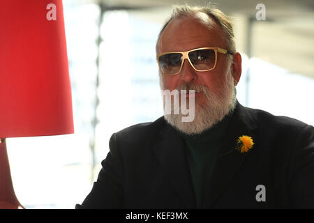München, Deutschland. Oktober 2017. dpa-exklusiv: Künstler Friedrich Lichtenstein im Gourmetrestaurant Esszimmer der BMW Welt in München, 20. Oktober 2017. Quelle: Felix Hörhager/dpa/Alamy Live News Stockfoto