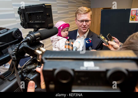 Nachod, Tschechische Republik. Oktober 2017. Pavel Belobradek, Vorsitzender der tschechischen politischen Partei KDU-CSL (Christliche und Demokratische Union – Tschechoslowakische Volkspartei), stimmte mit seiner Tochter bei den Wahlen zur Abgeordnetenkammer des tschechischen Parlaments am 20. Oktober 2017 in Nachod, Tschechische Republik, ab. Die tschechischen Parlamentswahlen 2017 finden vom 20. Bis 21. Oktober statt. Quelle: David Tanecek/CTK Photo/Alamy Live News Stockfoto
