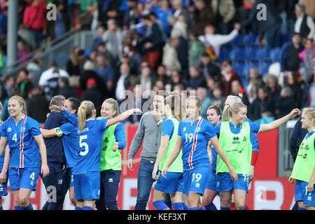 Wiesbaden, Deutschland. Oktober 2017. Island feiert nach dem 2:3 Sieg in der WM-Qualifikation zwischen Deutschland und Island in der BRITA-Arena in Wiesbaden am 20. Oktober 2017. Quelle: Thomas Frey/dpa/Alamy Live News Stockfoto