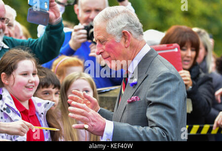 Prinz Charles besucht ein Community Center im Eglinton, Nordirland mit Einheimischen, die von Auguste schweren Überschwemmungen betroffen waren zu sprechen. mark Winter/alamy leben Nachrichten Stockfoto