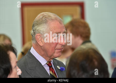 Prinz Charles besucht ein Community Center im Eglinton, Nordirland mit Einheimischen, die von Auguste schweren Überschwemmungen betroffen waren zu sprechen. mark Winter/alamy leben Nachrichten Stockfoto