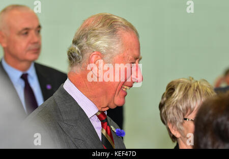 Prinz Charles besucht ein Community Center im Eglinton, Nordirland mit Einheimischen, die von Auguste schweren Überschwemmungen betroffen waren zu sprechen. mark Winter/alamy leben Nachrichten Stockfoto