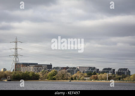 Walthamstow Feuchtgebiete, London, UK. Ein Blick auf eine der Stauseen mit einem Gehäuse Entwicklung in Walthamstow. Die Feuchtgebiete sind voll funktionsfähige Stauseen, die Trinkwasser für 1,5 Millionen Menschen zur Verfügung stellen, sowie dem Zugang zu reichlich Urban wildlife. Credit: Patricia Phillips/Alamy leben Nachrichten Stockfoto