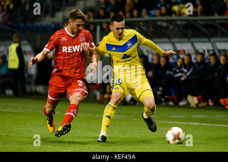 Barysaw, Weißrussland. 19. Okt 2017. l Marco Ivanić vom FC BATE spielt gegen Salih Özcan vom FC Köln während des Europa League Spiels in Barysaw, Weißrussland. Kredit: Yahor Shumski/Alamy Live News Stockfoto