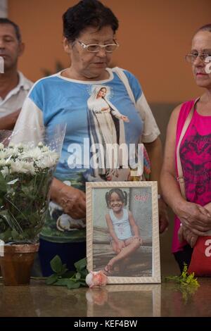 20. Oktober 2017 - Sao Paulo, Sao Paulo, Brasilien - Begräbnis von Adrielly Mel Servo Porto (3 Jahre) und Beatriz Moreira dos Santos (3 Jahre) auf dem Friedhof von Saudade, im Osten von Sao Paulo, Brasilien, diesen Freitag, 20. Die Mädchen waren im September verschwunden und wurden am 12. Oktober tot in einem verlassenen Van aufgefunden. Zwei Verdächtige wurden von der Polizei verhaftet. (Kreditbild: © Paulo Lopes via ZUMA Wire) Stockfoto