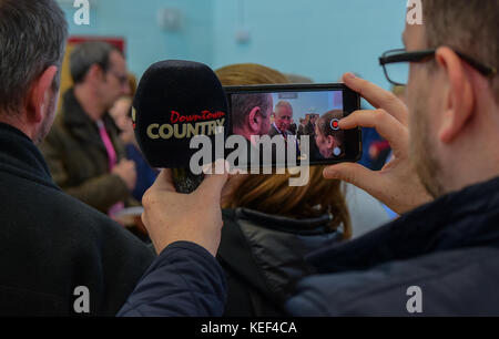 Prinz Charles besucht ein Community Center im Eglinton, Nordirland mit Einheimischen, die von Auguste schweren Überschwemmungen betroffen waren zu sprechen. mark Winter/alamy leben Nachrichten Stockfoto