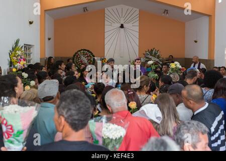 20. Oktober 2017 - Sao Paulo, Sao Paulo, Brasilien - Begräbnis von Adrielly Mel Servo Porto (3 Jahre) und Beatriz Moreira dos Santos (3 Jahre) auf dem Friedhof von Saudade, im Osten von Sao Paulo, Brasilien, diesen Freitag, 20. Die Mädchen waren im September verschwunden und wurden am 12. Oktober tot in einem verlassenen Van aufgefunden. Zwei Verdächtige wurden von der Polizei verhaftet. (Kreditbild: © Paulo Lopes via ZUMA Wire) Stockfoto