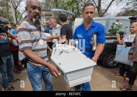 20. Oktober 2017 - Sao Paulo, Sao Paulo, Brasilien - Begräbnis von Adrielly Mel Servo Porto (3 Jahre) und Beatriz Moreira dos Santos (3 Jahre) auf dem Friedhof von Saudade, im Osten von Sao Paulo, Brasilien, diesen Freitag, 20. Die Mädchen waren im September verschwunden und wurden am 12. Oktober tot in einem verlassenen Van aufgefunden. Zwei Verdächtige wurden von der Polizei verhaftet. (Kreditbild: © Paulo Lopes via ZUMA Wire) Stockfoto