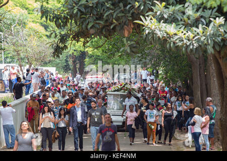 20. Oktober 2017 - Sao Paulo, Sao Paulo, Brasilien - Begräbnis von Adrielly Mel Servo Porto (3 Jahre) und Beatriz Moreira dos Santos (3 Jahre) auf dem Friedhof von Saudade, im Osten von Sao Paulo, Brasilien, diesen Freitag, 20. Die Mädchen waren im September verschwunden und wurden am 12. Oktober tot in einem verlassenen Van aufgefunden. Zwei Verdächtige wurden von der Polizei verhaftet. (Kreditbild: © Paulo Lopes via ZUMA Wire) Stockfoto