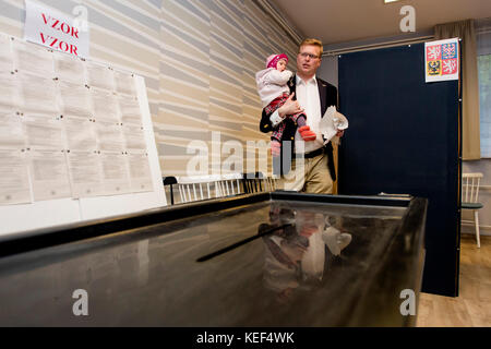 Nachod, Tschechische Republik. Oktober 2017. Pavel Belobradek, Vorsitzender der tschechischen politischen Partei KDU-CSL (Christliche und Demokratische Union – Tschechoslowakische Volkspartei), stimmte am 20. Oktober 2017 bei den Wahlen zur Abgeordnetenkammer des Parlaments der Tschechischen Republik in Nachod (Tschechische Republik) ab. Die tschechischen Parlamentswahlen 2017 finden vom 20. Bis 21. Oktober statt. Quelle: David Tanecek/CTK Photo/Alamy Live News Stockfoto