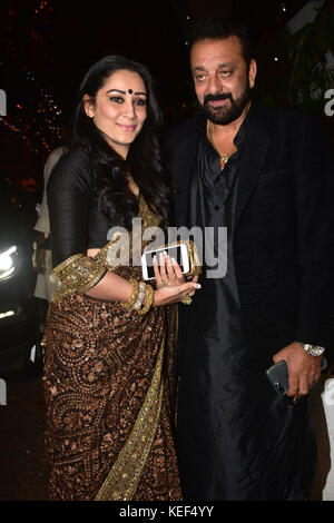 Mumbai, Indien. 19 Okt, 2017. indische Schauspieler Sanjay Dutt mit Frau manayta Dutt diwali Partei der Aamir Khan teilnehmen an seinem recidency in Bandra, Mumbai Credit: Azhar Khan/alamy leben Nachrichten Stockfoto