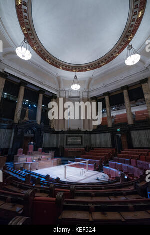 London, Großbritannien. 20 Okt, 2017. die Bühne für Zeuge der Anklage von Agatha Christie von Lucy Bailey in der London County Hall in London geleitet. foto Datum: Freitag, 20. Oktober 2017. Photo credit sollte lesen Credit: Roger Garfield/alamy leben Nachrichten Stockfoto