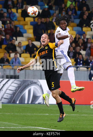 Kiew, Ukraine. 19. Oktober 2017. Dieumerci Mbokani von Dynamo Kiew (R) kämpft während ihres Spiels der UEFA Europa League im NSC Olimpiyskyi-Stadion in Kiew, Ukraine, um einen Ball mit Steve von Bergen von Young Boys. Quelle: Oleksandr Prykhodko/Alamy Live News Stockfoto