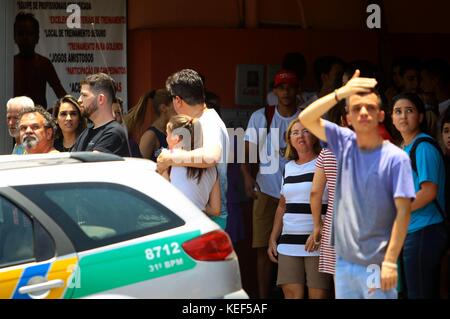 Goiania, Brasilien. Oktober 2017. Am 20. Oktober 2017 versammelten sich Menschen am Ort einer Schießerei am Goyases College in Goiania, der Hauptstadt des Bundesstaates Goias, Zentralbrasiliens. Mindestens zwei Schüler wurden bei einer Schießerei in einer Schule im Zentrum Brasiliens getötet und vier weitere verletzt, sagten die örtlichen Behörden am Freitag. Kredit: Marcello Dantas/O Popular/AGENCIA ESTADO/Xinhua/Alamy Live News Stockfoto