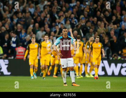 London, Großbritannien. 20. Oktober 2017. Eine niedergeschlagene Winston Reid von West Ham United als Glenn Murray von Brighton und Hove Albion feiert Nachdem er 0-3 während der Premier League Match zwischen West Ham United v Brighton und Hove Albion Am Stadion in London, London, UK gespielt. Credit: Jason Mitchell/Alamy leben Nachrichten Stockfoto