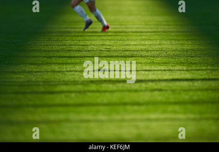 Wiesbaden, Deutschland. 20 Okt, 2017 Frauen-WM 2019 Qualifikation, Wiesbaden, 20. Oktober 2017 Symbolbild, Illustration, Funktion, Schatten von Spielern Beine Deutschland - Island 2-3 FUSSBALL FIFA Frauen-WM 2019 Qualifikation in Wiesbaden, Deutschland, 20. Oktober 2017 Credit: Peter Schatz/alamy leben Nachrichten Stockfoto