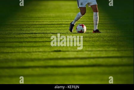 Wiesbaden, Deutschland. 20 Okt, 2017 Frauen-WM 2019 Qualifikation, Wiesbaden, 20. Oktober 2017 Symbolbild, Illustration, Funktion, Schatten von Spielern Beine Deutschland - Island 2-3 FUSSBALL FIFA Frauen-WM 2019 Qualifikation in Wiesbaden, Deutschland, 20. Oktober 2017 Credit: Peter Schatz/alamy leben Nachrichten Stockfoto