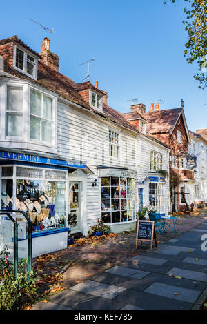 Tenterden, Kent, Großbritannien. 20 Okt, 2017. UK Wetter. Eine Straße Szene der traditionellen lokalen Stil weiß Schalbrett Gebäuden mit Geschäften und peggotty's Tea Shoppe, High Street, Tenterden, Kent im Südosten Englands auf einer sonnigen späten Herbst Tag. Credit: Graham Prentice/Alamy leben Nachrichten Stockfoto