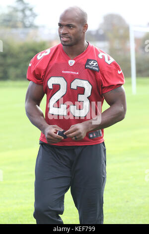 London, Großbritannien. 20 Okt, 2017. zurück Adrian Peterson laufen an der Arizona Cardinals Pressekonferenz und Praxis an der Hazelwood Zentrum, Sunbury, vor Ihren nfl uk internationale Reihe Spiel vs Los Angeles rams in Twickenham Stadium, London, UK, 20. Oktober 2017 Foto von Keith mayhew Credit: Keith mayhew/alamy leben Nachrichten Stockfoto