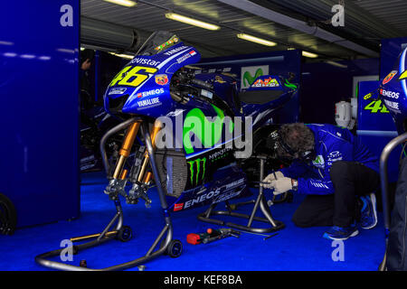 Melbourne, Australien. Oktober 2017. Die Crew arbeitete bei Valentino Rossie's während des Michelin Australian Motorcycle Grand Prix 2017 beim Michelin Australian Motorcycle Grand Prix 2017, Australien am 21. Oktober 2017. Quelle: Dave Hewison Sports/Alamy Live News Stockfoto