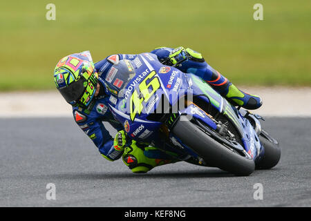 Victoria, Australien. 20 Okt, 2017. Italienische Fahrer Valentino Rossi auf der Nr. 46 Yamaha von Movistar Yamaha Motogp verlässt Honda Ecke während der Praxis Sitzung 1 Am 2017 MotoGP von Australien auf Phillip Island Grand Prix Circuit, Victoria, Australien. Credit: Cal Sport Media/Alamy leben Nachrichten Stockfoto