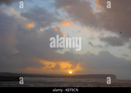 Newhaven, East Sussex, Großbritannien. Okt. 2017. Wetter in Großbritannien. Kurze Einblicke in die Sonne unter den Wolken, die die Ankunft des Sturms Brian voraussehen. Stockfoto