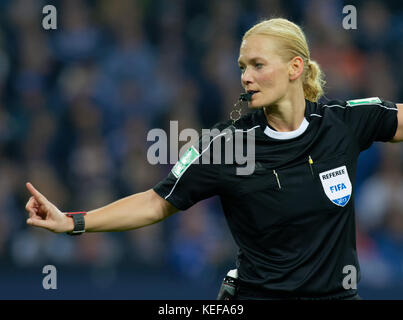 Gelsenkirchen, Deutschland. Oktober 2017. Bundesliga Spieltag 9, FC Schalke 04 gegen 1. FSV Mainz 05: Schiedsrichterin Bibiana Steinhaus. Quelle: Jürgen Schwarz/Alamy Live News Stockfoto