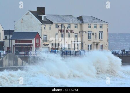 Porthcawl, Wales, UK. 21 Okt, 2017. de Wetter. Der zweite Sturm der Saison, die von met Éireann/Büro met genannt werden, Sturm brian Wimpern porthcawl und droht Hochwasser in Verbindung mit den hohen sring Tide zu West und South Wales. Rat Arbeitnehmer mit Sandsäcken und Bewohner waren bereit sind, sich für den Abend Flut jetzt. Foto: Ian Homer/alamy leben Nachrichten Stockfoto