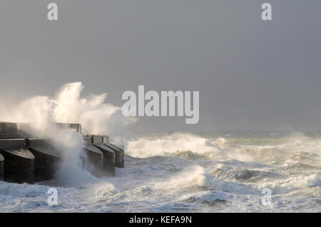 Brighton, East Sussex, Großbritannien. Okt. 2017. Wetter in Großbritannien. Wind nimmt auf, als sich der Sturm Brian nähert. Stockfoto