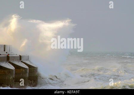 Brighton, East Sussex, Großbritannien. Okt. 2017. Wetter in Großbritannien. Wind nimmt auf, als sich der Sturm Brian nähert. Stockfoto