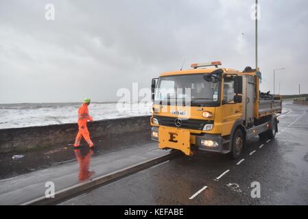 Porthcawl, Wales, UK. 21 Okt, 2017. de Wetter. Der zweite Sturm der Saison, die von met Éireann/Büro met genannt werden, Sturm brian Wimpern porthcawl und droht Hochwasser in Verbindung mit den hohen sring Tide zu West und South Wales. Rat Arbeitnehmer mit Sandsäcken und Bewohner waren bereit sind, sich für den Abend Flut jetzt. Foto: Ian Homer/alamy leben Nachrichten Stockfoto