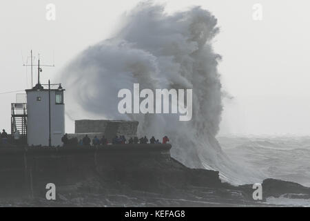 Porthcawl, South Wales, UK. 21 Okt, 2017. UK Wetter: Hohe Wellen Teig der Küste heute morgen, mit der Ankunft des Sturms Brian. Credit: Andrew Bartlett/Alamy leben Nachrichten Stockfoto