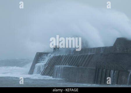 Porthcawl, South Wales, UK. 21 Okt, 2017. UK Wetter: Hohe Wellen Teig der Küste heute morgen, mit der Ankunft des Sturms Brian. Credit: Andrew Bartlett/Alamy leben Nachrichten Stockfoto