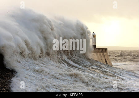 Porthcawl, Bridgend, Wales, UK. 21 Okt, 2017. UK Wetter. Gale force Winde und massive Wellen trom Sturm Brian Teig der South Wales Küste. Credit: Graham M. Lawrence/Alamy leben Nachrichten Stockfoto